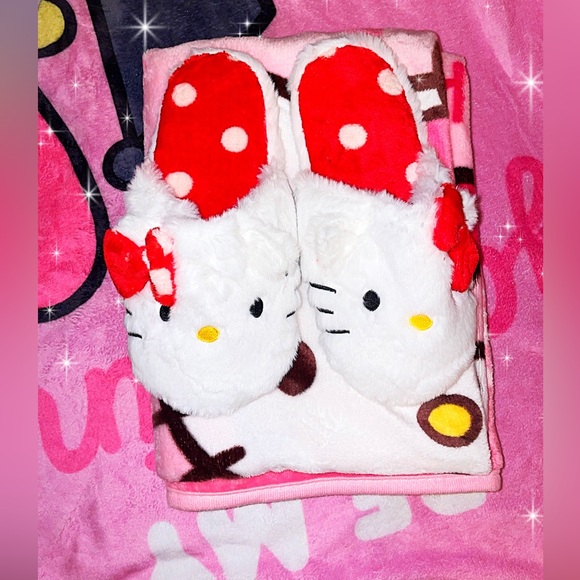 Hello Kitty slippers and blanket bundle!! - Picture 1 of 2
